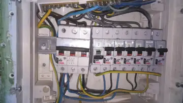 W skrzynce bezpieczników widać brak jednej fazy. Bezpieczniki są ok, ale instalacja wymaga uwagi.