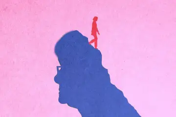 Cień głowy z postacią na szczycie symbolizuje chorobę Alzheimera i utratę wspomnień.