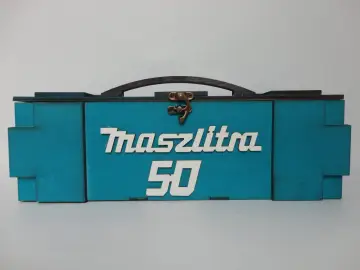 Drewniana skrzynka na prezent z napisem "Maszlitra 50". Idealna odpowiedź na pytanie, co kupić bratu na 50 urodziny.