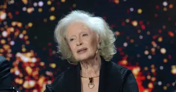 Beata Tyszkiewicz, elegancka dama z siwymi włosami i wyrazistymi oczami, w czarnej kreacji i złotej biżuterii. Ile lat ma Beata Tyszkiewicz?