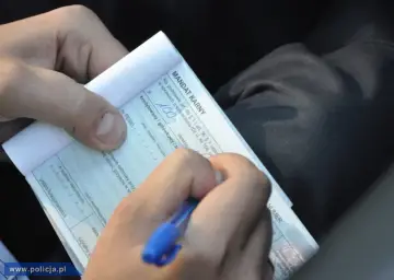 Ręka pisze mandat karny. Kwota 1007 zł. Zastanawiasz się, ile czasu na zapłacenie mandatu? Sprawdź szczegóły na dokumencie.