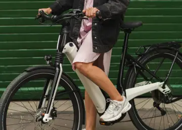 Person på elcykel, redo att cykla snabbt. Frågan är hur snabbt får en elcykel gå?
