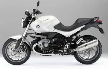 Biały motocykl BMW R1200R z czarnym siedzeniem i detalami, gotowy na każdą drogę.