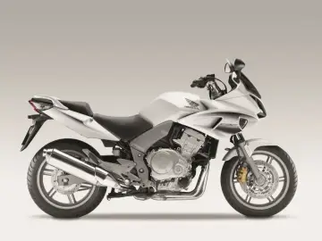 Srebrny motocykl Honda CBF 1000 z czarnym siedzeniem i przyciemnianą szybką.