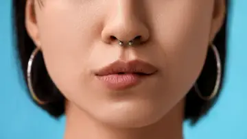 Kobieta z kolczykiem w nosie, tzw. septum.