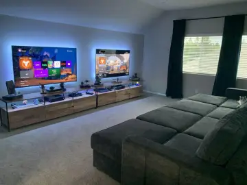 Nowy system rozrywki z dwoma telewizorami, konsolami i podświetleniem LED. Idealne rozwiązanie, jak rozdzielić sygnał na dwa telewizory, by każdy mógł grać w co chce.