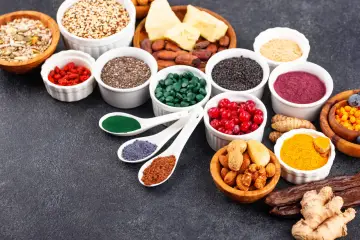 Różnorodne superfoods: nasiona, jagody goji, spirulina, kurkuma, orzechy i inne. Wśród nich proszek z alg, bogaty w **fosfor**.
