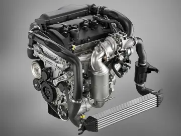 Silnik 1.6 THP z turbosprężarką i intercoolerem. Widoczne elementy układu dolotowego i paski napędowe.