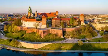Zamek Królewski na Wawelu, serce stolicy Polski, w blasku zachodzącego słońca.
