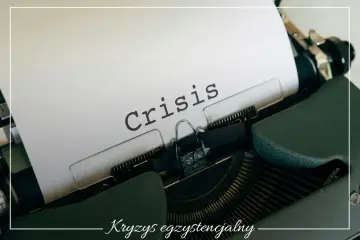 Maszyna do pisania z napisem "Crisis". Poniżej widnieje napis "Kryzys egzystencjalny", sugerujący głębokie przemyślenia.