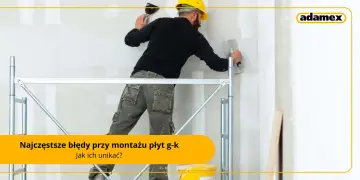 Fachowiec na rusztowaniu wykonuje zabudowę gk, nakładając masę szpachlową na ścianę.
