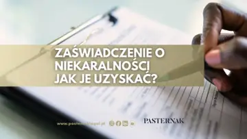 Zaświadczenie o niekaralności – dowiedz się, jak je uzyskać. Dłoń pisze na dokumencie.