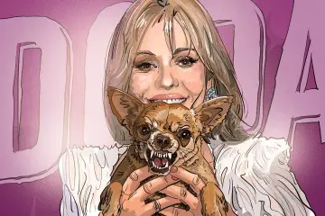 Doda z groźnym chihuahua w ramionach, na tle fioletowych liter.