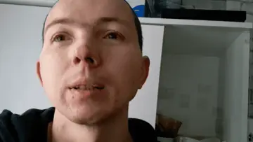 Jaruś z chłopaków do wzięcia, z uśmiechem na twarzy, wpatruje się w obiektyw.