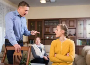 Ojciec krzyczy na córkę, wskazując palcem. Czy można kogoś wyrzucić z mieszkania? Babcia patrzy z boku.