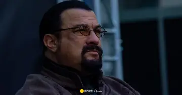 Steven Seagal, znany z filmów akcji, z charakterystyczną brodą i okularami. Czy ma dzieci? Tak, ma ich kilkoro.