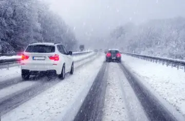 Jazda w śnieżycy wymaga ostrożności. Zobacz, jak hamować autem na śliskiej nawierzchni, by bezpiecznie dotrzeć do celu.