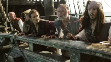 Kapitan Jack Sparrow i jego załoga z filmów "Piraci z Karaibów" na pokładzie statku, wyglądają na zaniepokojonych.