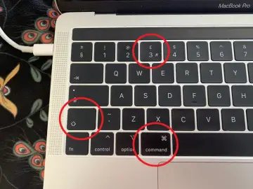 Klawiatura MacBook Air z zaznaczonymi klawiszami Shift, Command i 3.