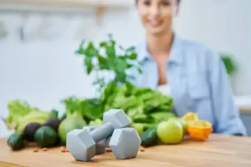 Dumbbells i świeże warzywa na blacie. Idealne składniki na zdrowy post Daniela 7 dni.