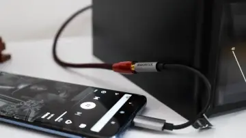 Jak bezprzewodowo puścić muzykę z telefonu na wieżę stereo?