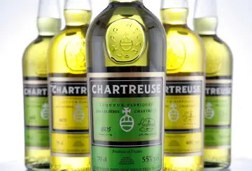 Butelki Chartreuse, likieru z 130 ziół. Tajemnica jego produkcji jest pilnie strzeżona.