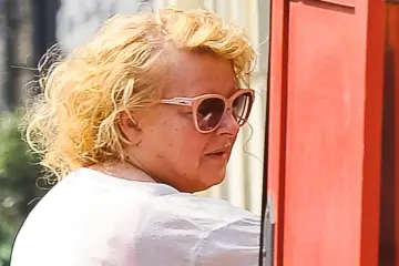 Magda Gessler bez doczepów, w okularach przeciwsłonecznych, z burzą blond loków.