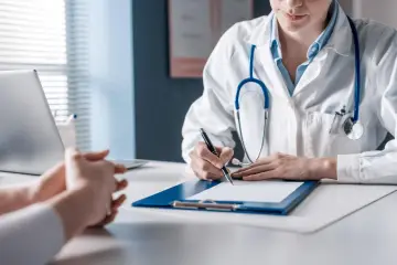 Lekarz wypełnia dokumentację medyczną. Czy pracodawca może żądać wypisu ze szpitala? Pytanie o prywatność danych.