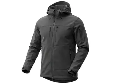 Szara kurtka softshell z kapturem i licznymi kieszeniami. Dowiedz się, jak prać softshell, by zachował swoje właściwości.