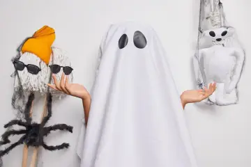 Jak zrobić strój ducha z prześcieradła? Oto pomysł na Halloween: duch z prześcieradła, zabawny szkielet i mop w okularach.