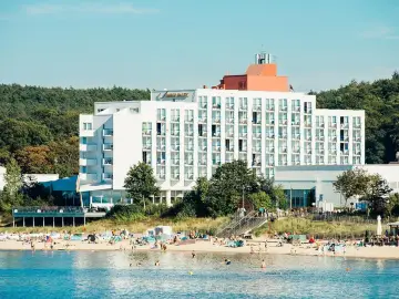Hotel Amber Baltic w Międzyzdrojach nad Bałtykiem. Tętniąca życiem plaża i spokojne morze.