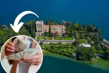 Wyspa z pałacem i ogrodami, obok dłoń licząca banknoty 100 zł. Czy to najdroższy dom w Polsce?