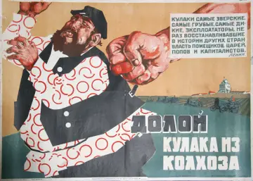 Zaciśnięta pięść uderza w wrogiego klakiera, symbolizując walkę z wyzyskiem. Na tle pól i traktorów widnieje hasło: "Precz z kułakiem z kołchozu!".