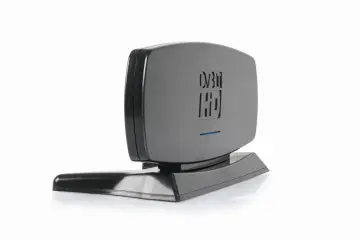Czarna antena pokojowa DVB-T HD na podstawie. Dowiedz się, jak wzmocnić sygnał anteny pokojowej DVB-T, by cieszyć się lepszym odbiorem.