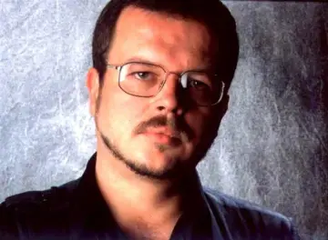 Jacek Kaczmarski w okularach, z wąsikiem i bródką. Jego piosenki kaczmarskiego alfabetycznie to skarbnica historii.