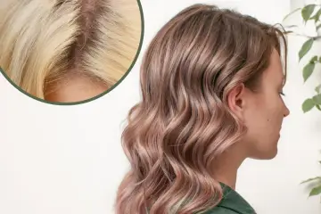Widoczne odrosty na blond włosach, kontrastujące z różowymi pasemkami na długich, falowanych włosach kobiety.
