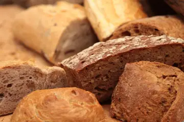 Różnorodne bochenki chleba, od jasnego po ciemny żytni. Zastanawiasz się, ile kosztuje chleb w Chinach?