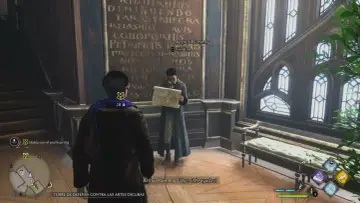 Jugador habla con Arthur Plummly, quien examina un mapa. Detrás, un muro con hechizos de Hogwarts Legacy.