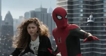 MJ i Spider-Man z obsady "Spider-Man: Bez drogi do domu" w akcji na tle miasta.