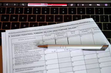 Formularz podatkowy z długopisem, gotowy do wypełnienia. Wpisujesz kwotę zmniejszającą podatek, aby obniżyć należność.