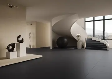 Nowoczesna klatka schodowa w domu piętrowym z rzeźbami i dużym oknem.