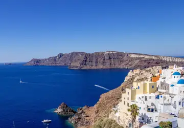 Santorini, najpiękniejsza grecka wyspa, z białymi domkami na klifie i błękitnym morzem.
