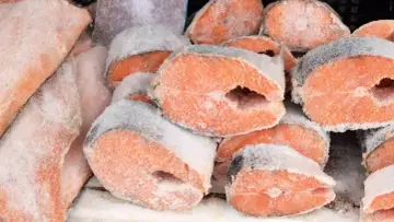 Mrożone kawałki łososia, pokryte szronem. Chcesz wiedzieć, jak szybko rozmrozić rybę? Oto rozwiązanie!