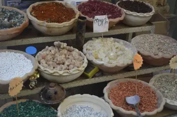 Kadzidła i przyprawy w misach, w tym mirra, bursztyn i patchouli. Koszerne jedzenie w postaci aromatycznych ziół i żywic.