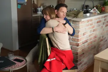 Katarzyna Tlałka przytula się do swojego męża, szukając pocieszenia.