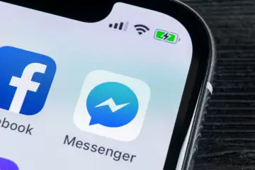 Ikona Messengera na ekranie telefonu. Dowiedz się, jak włączyć dymki czatu na Messengerze, by rozmowy były jeszcze wygodniejsze.