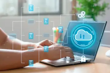 Ręce piszą na laptopie, z którego wychodzi sieć ikon dokumentów i folderów, symbolizująca **appcloud**.