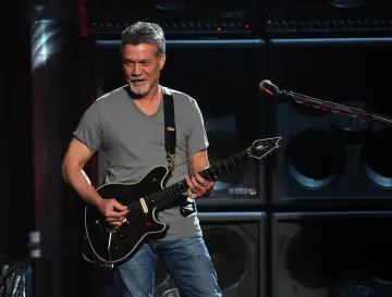 Eddie Van Halen, uznawany za najlepszego gitarzystę świata, gra na scenie.