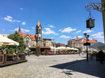 Tarnowskie Góry atrakcje: Rynek z kościołem, kawiarniane ogródki i zabytkowa architektura tworzą urokliwy klimat.