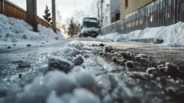 Zimowa droga, lód i śnieg. Woda nie zamarza na głębokości, gdzie temperatura jest wyższa niż 0°C.